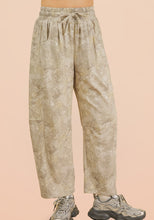 Load image into Gallery viewer, The Claremore Camo Pants S-L
